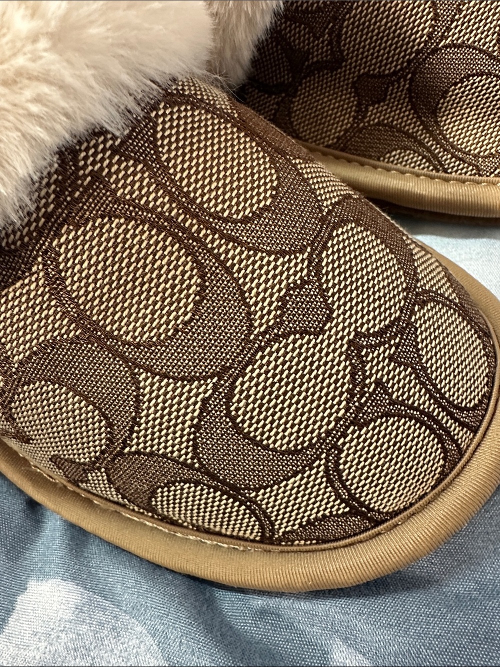 NWOT Coach Ziva Tan Signature Logo Slippers w/Cream Faux-Fur Trim Sz 7 - Picture 11 of 12